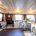 Boatapartment Animathor On Top Location