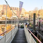 Boatapartment Animathor On Top Location