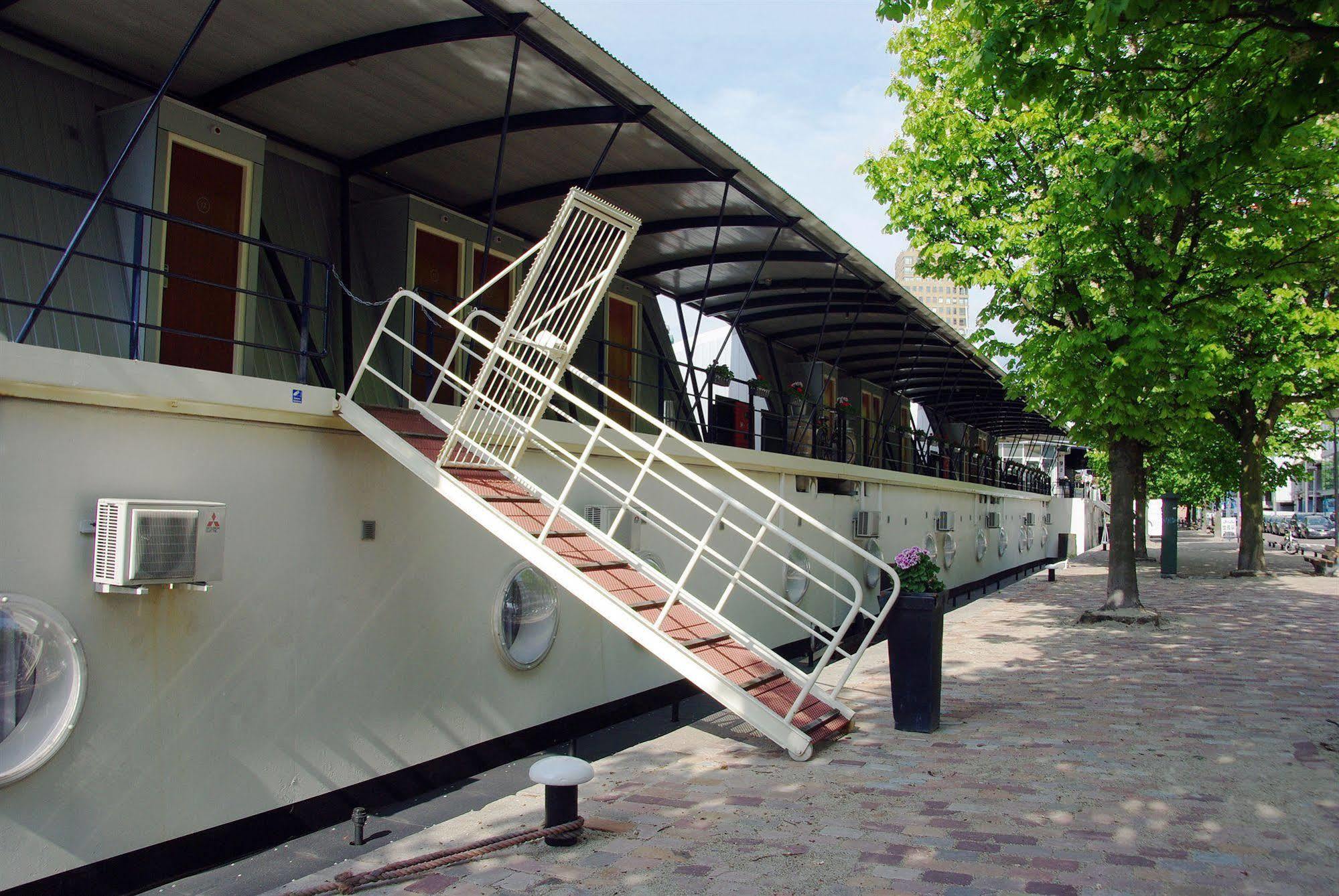 Floats By H2otel