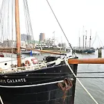Spacious Yatch Near Forest In Rotterdam