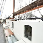 Spacious Yatch Near Forest In Rotterdam