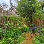City Loft With Garden Getaway