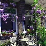City Loft With Garden Getaway