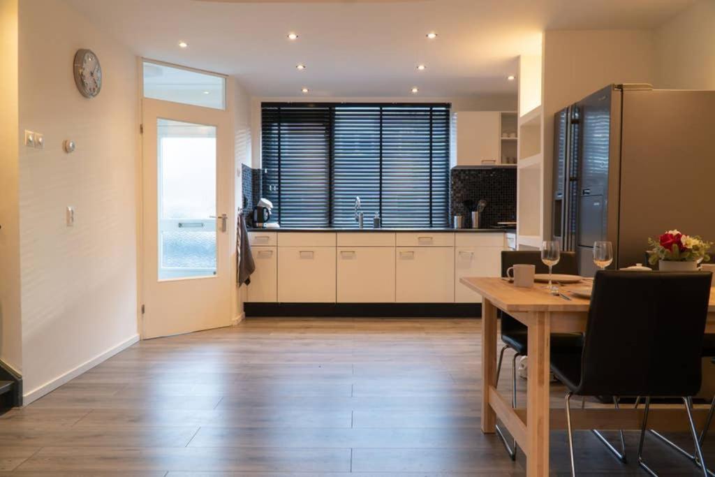 2 Luxury 4 Bedroom House Near Feyenoord And Ahoy Hébergement de vacances