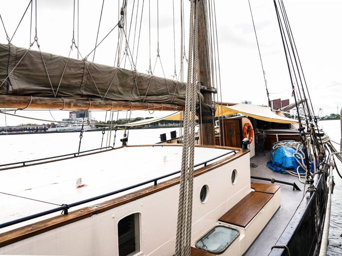 Spacious Yatch Near Forest In Rotterdam