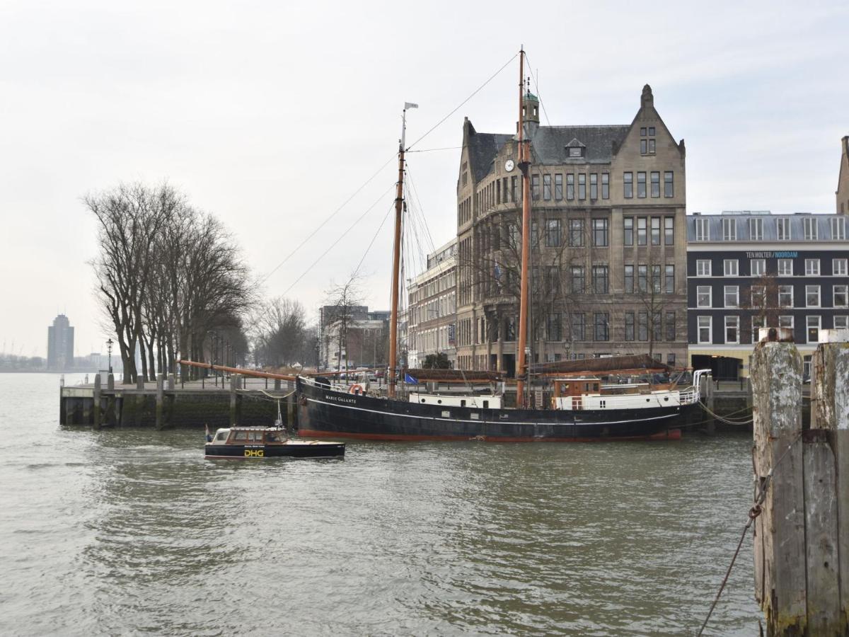 Spacious Yatch Near Forest In Botel