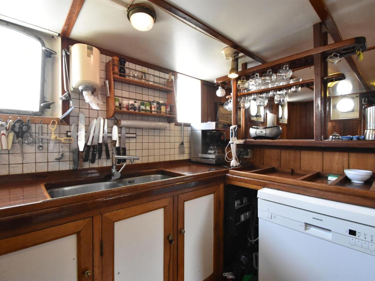 Spacious Yatch Near Forest In *