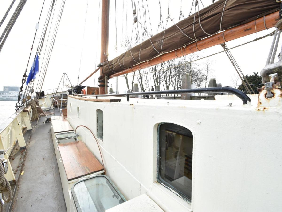 Spacious Yatch Near Forest In Rotterdam