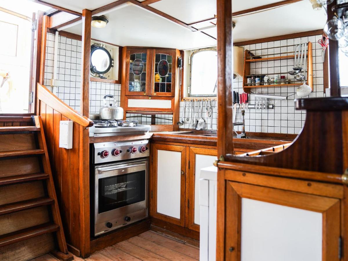 Spacious Yatch Near Forest In Rotterdam