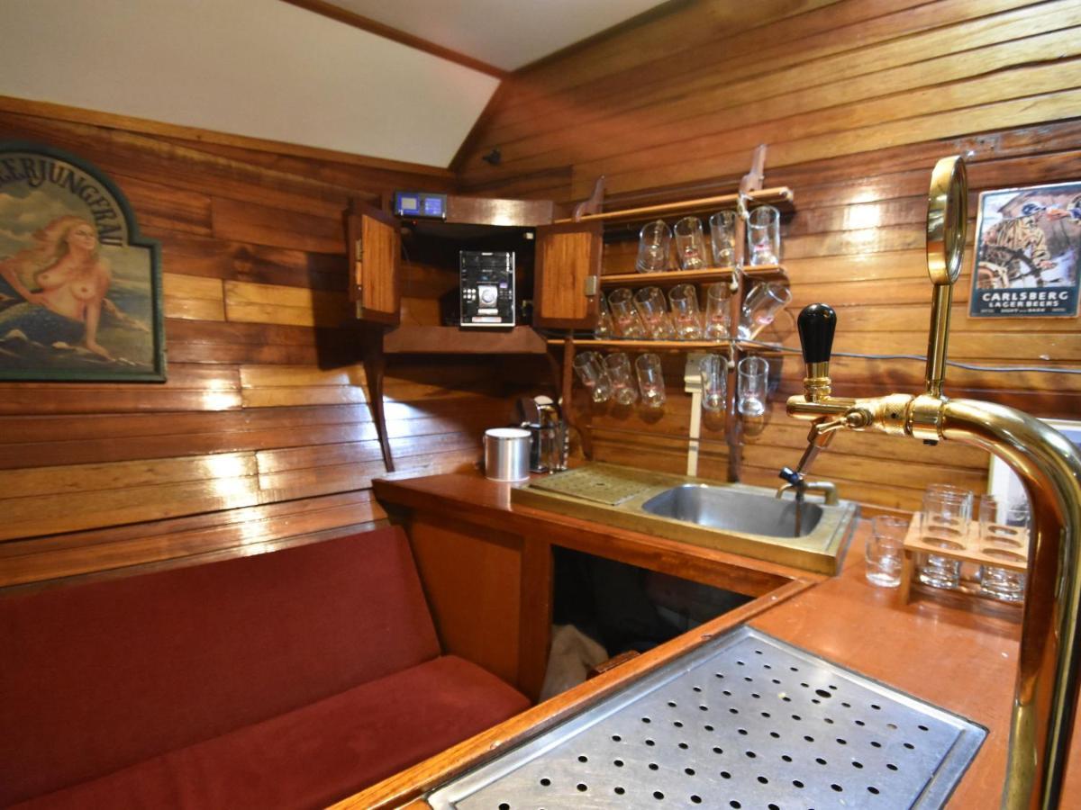 Botel Spacious Yatch Near Forest In *