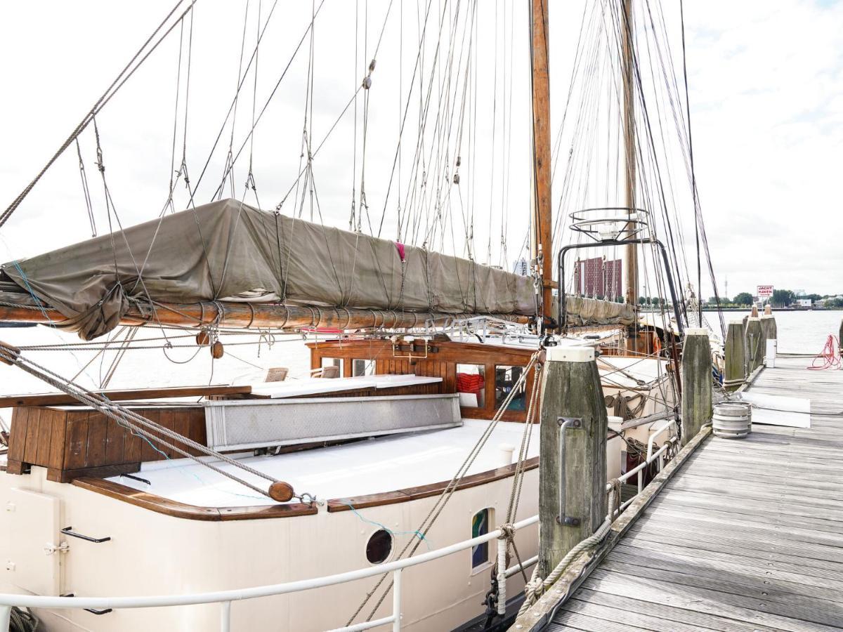 Botel Spacious Yatch Near Forest In *
