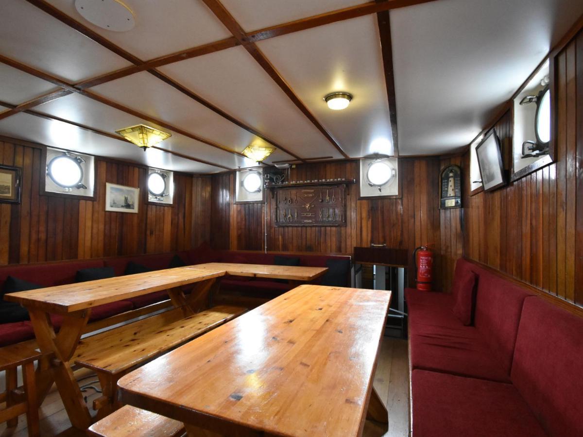Spacious Yatch Near Forest In Botel