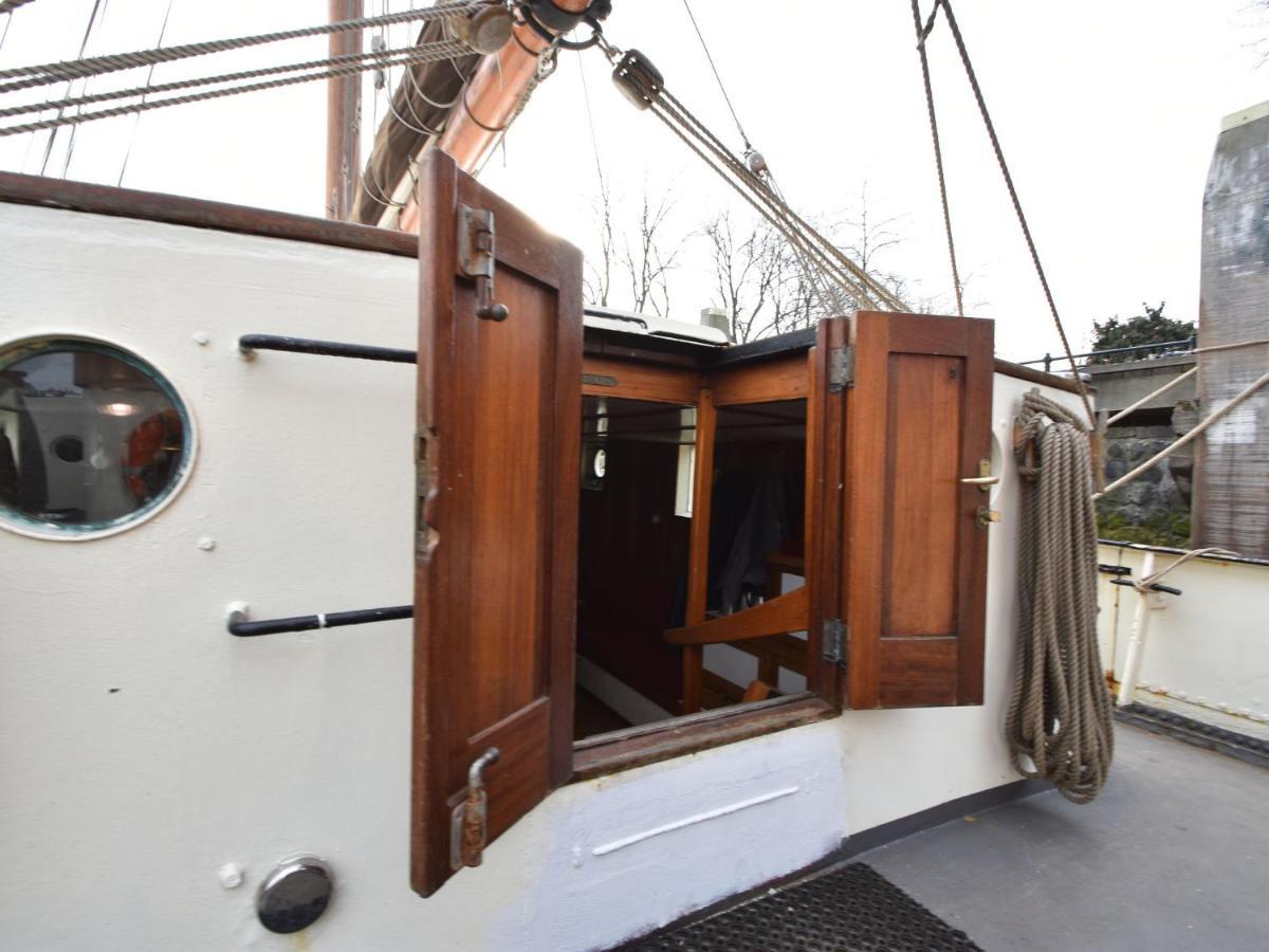 Botel Spacious Yatch Near Forest In