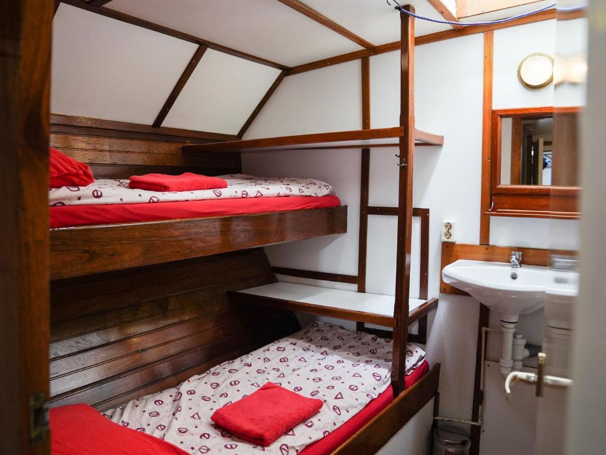 Spacious Yatch Near Forest In Botel