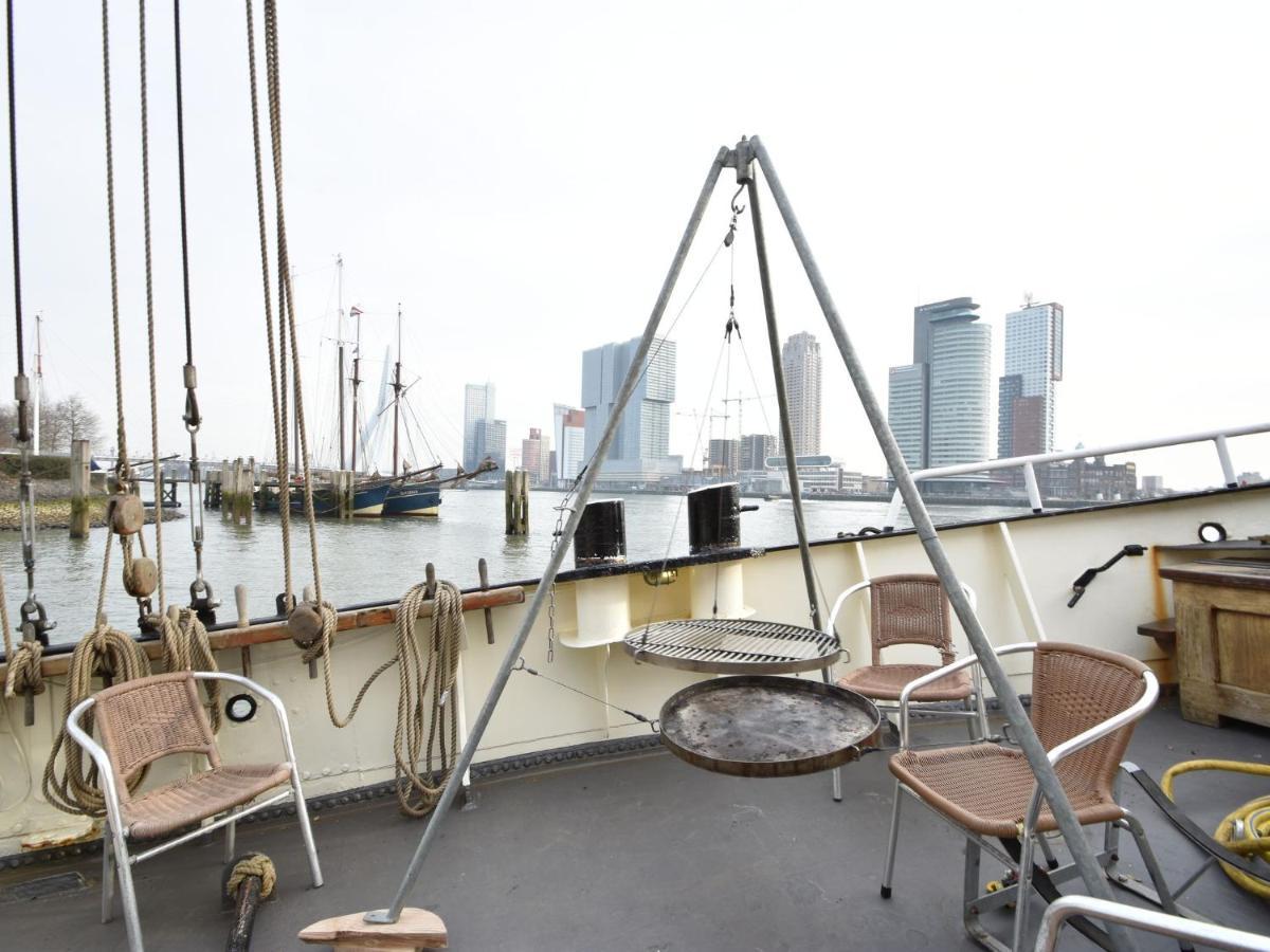 Spacious Yatch Near Forest In Botel