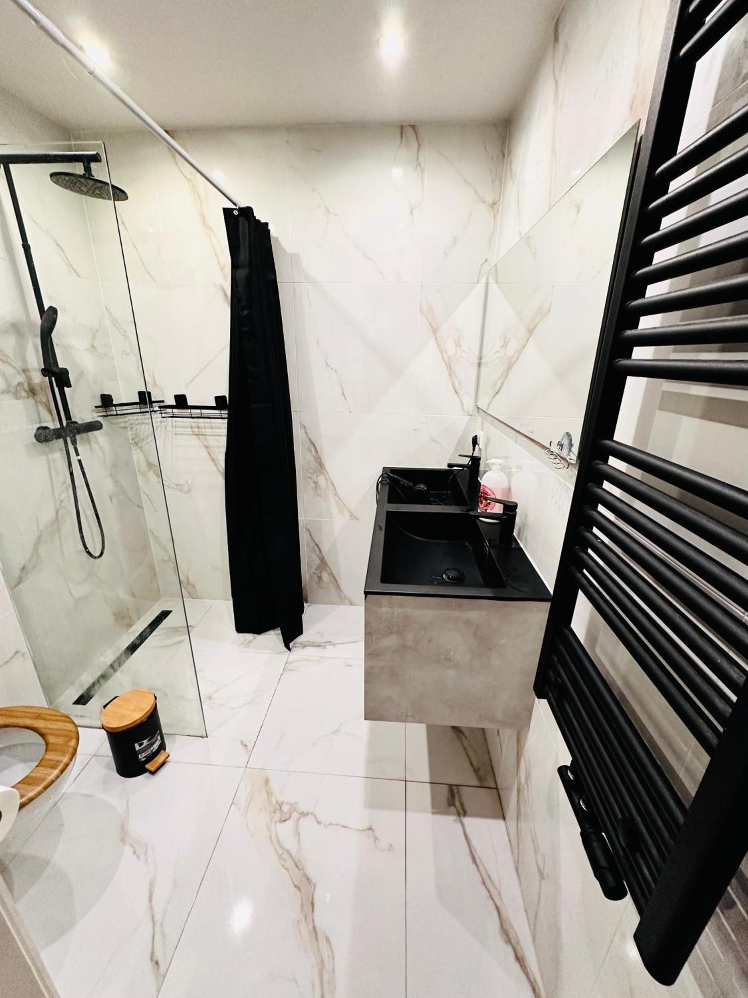 Bedroom With Little Balcony, 5 Minutes From Metro And 10 Minutes From Ahoy Rotterdam