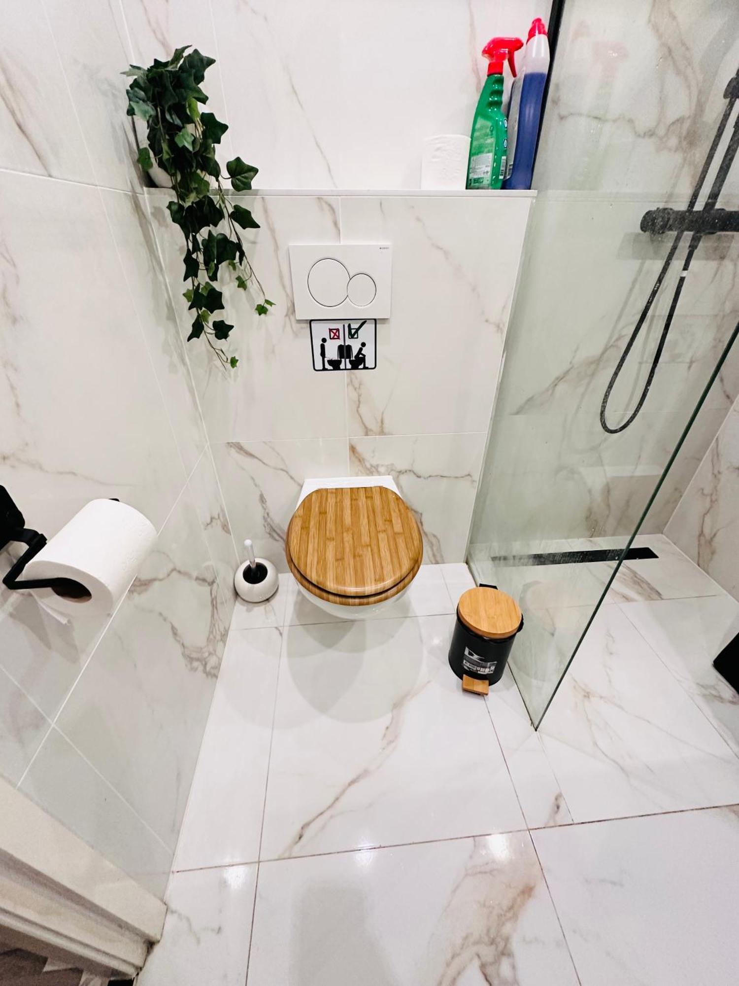Bedroom With Little Balcony, 5 Minutes From Metro And 10 Minutes From Ahoy * Rotterdam