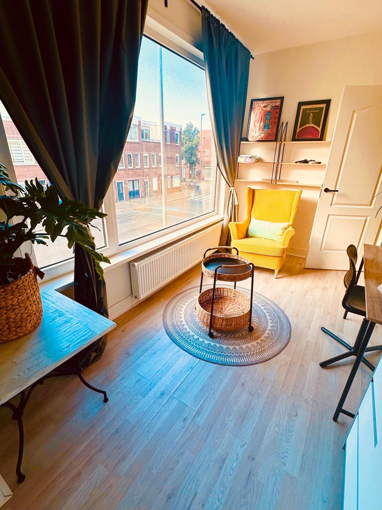 Bedroom With Little Balcony, 5 Minutes From Metro And 10 Minutes From Ahoy *