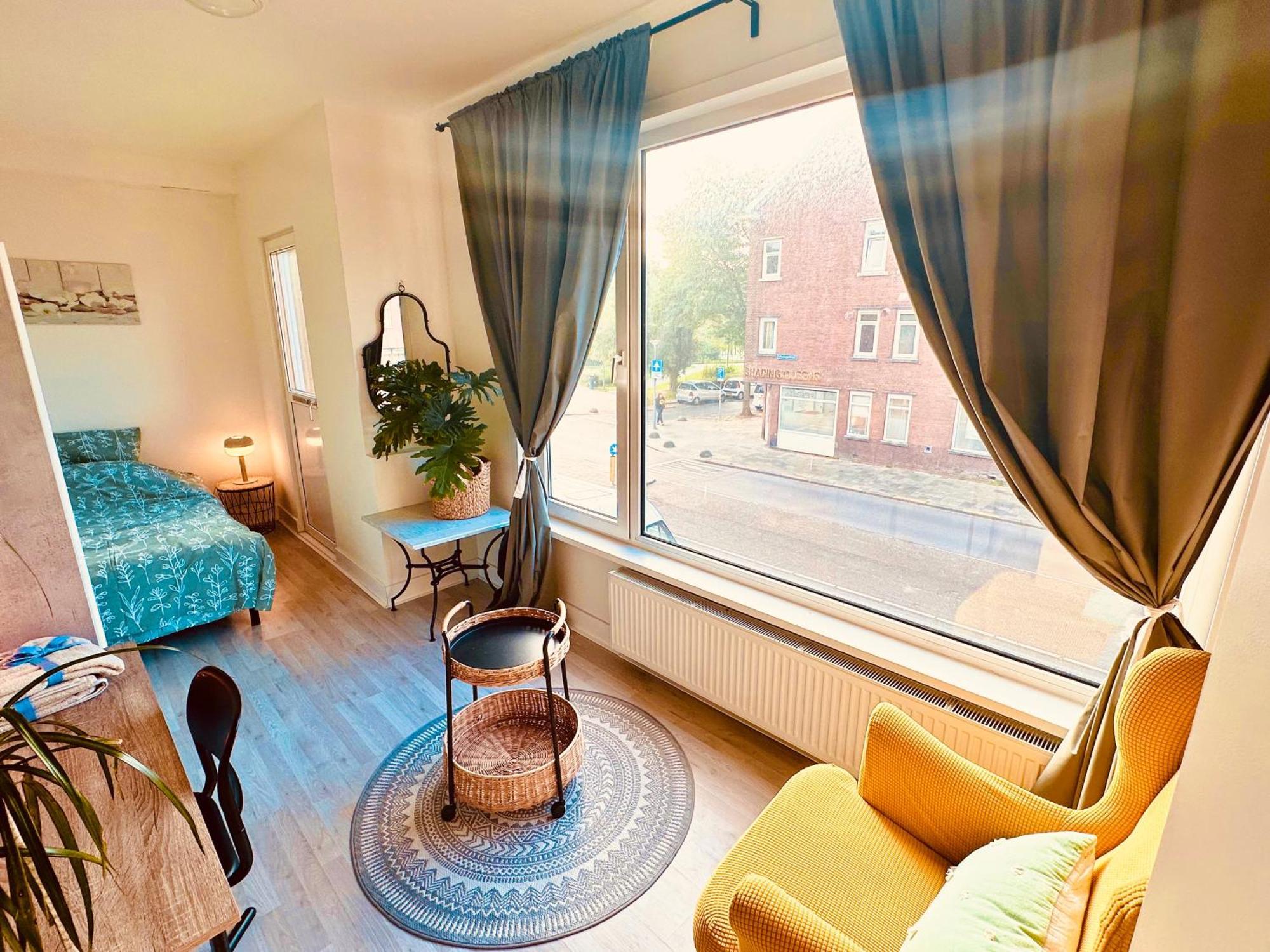 Séjour chez l'habitant Bedroom With Little Balcony, 5 Minutes From Metro And 10 Minutes From Ahoy *